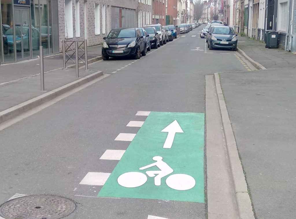 Double sens cyclable dans la rue Gantois à Lille